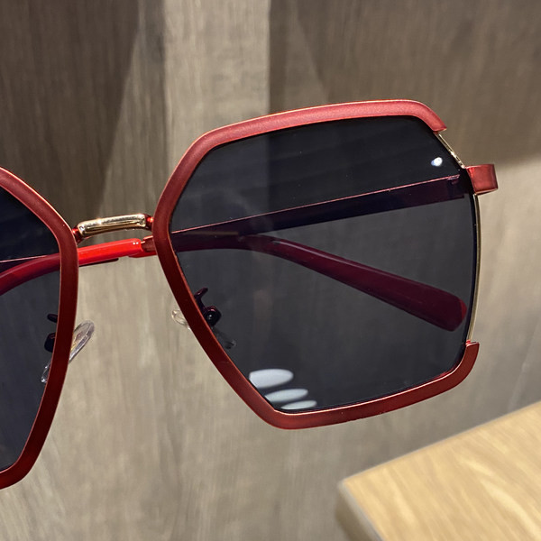 Saulesbrilles ar kvadrātveida rāmi vairākās krāsās