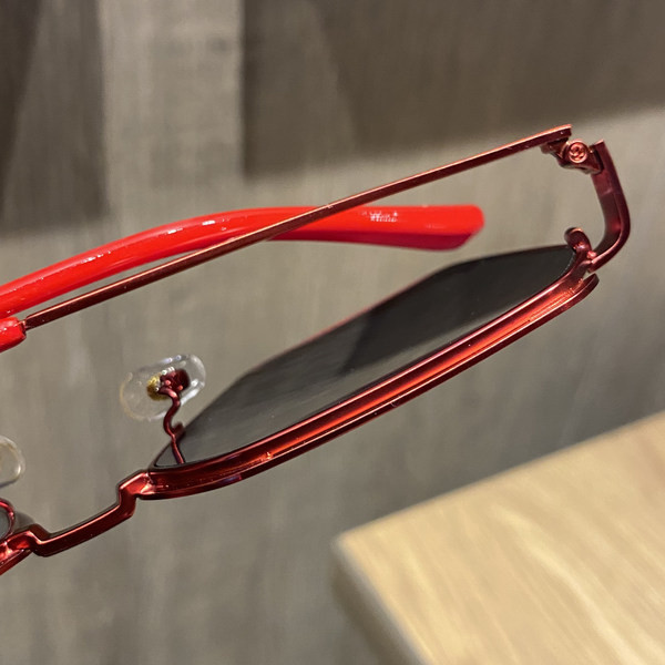 Saulesbrilles ar kvadrātveida rāmi vairākās krāsās