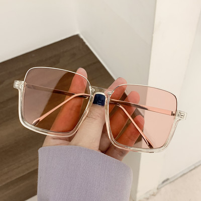 Model nou de ochelari de damă cu formă pătrată și rame subțiri