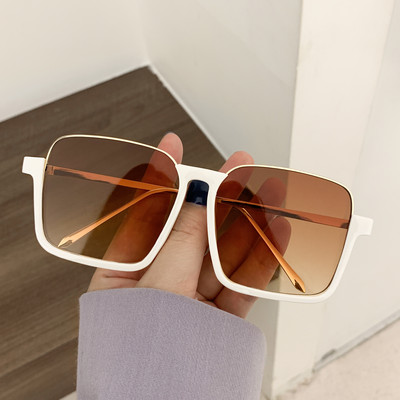 Model nou de ochelari de damă cu formă pătrată și rame subțiri