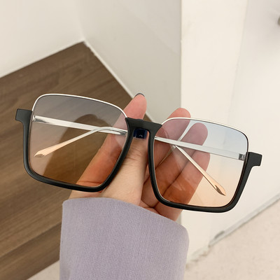 Model nou de ochelari de damă cu formă pătrată și rame subțiri