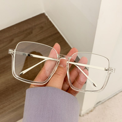 Model nou de ochelari de damă cu formă pătrată și rame subțiri