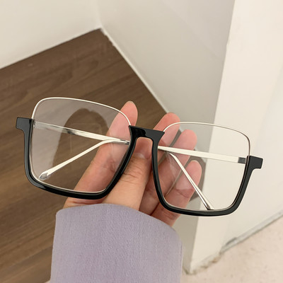 Model nou de ochelari de damă cu formă pătrată și rame subțiri