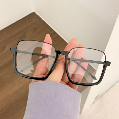 Model nou de ochelari de damă cu formă pătrată și rame subțiri