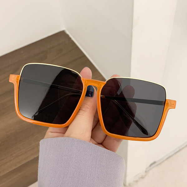 Model nou de ochelari de damă cu formă pătrată și rame subțiri