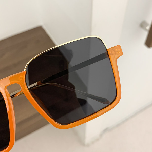 Model nou de ochelari de damă cu formă pătrată și rame subțiri