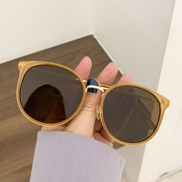 Modernas apaļas saulesbrilles sievietēm