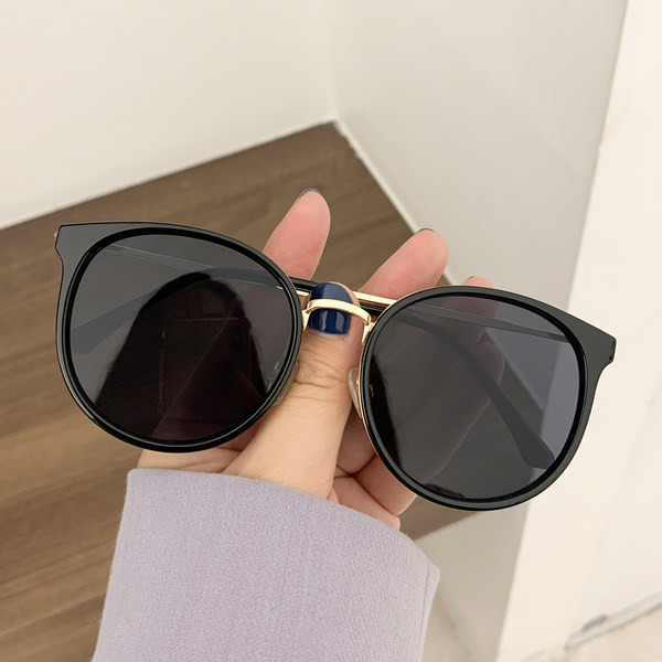 Modernas apaļas saulesbrilles sievietēm