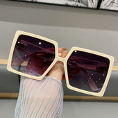 Četvrtasti model ženskih naočala s tankim okvirom