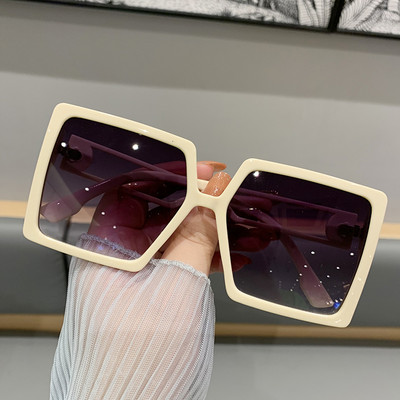 Četvrtasti model ženskih naočala s tankim okvirom