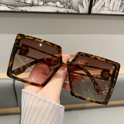 Četvrtasti model ženskih naočala s tankim okvirom