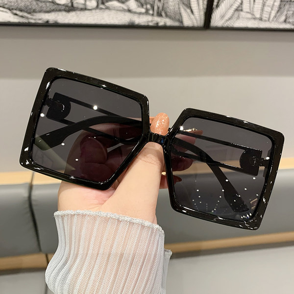 Četvrtasti model ženskih naočala s tankim okvirom