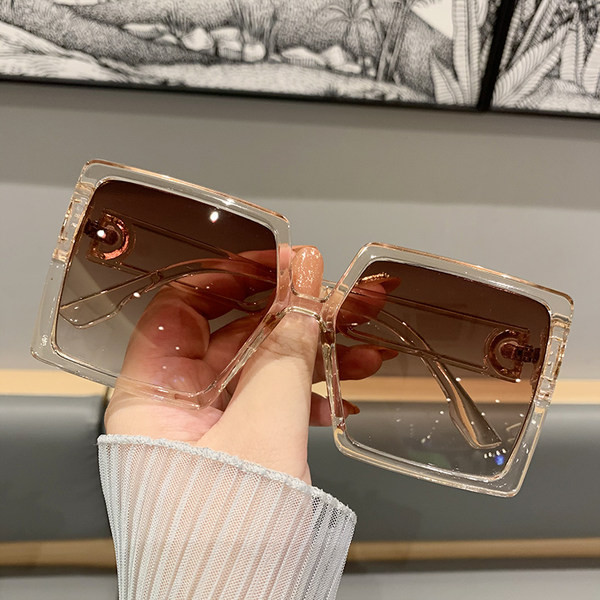 Četvrtasti model ženskih naočala s tankim okvirom