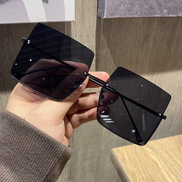 Ochelari pătrați eleganti de damă, cu ramă subțire