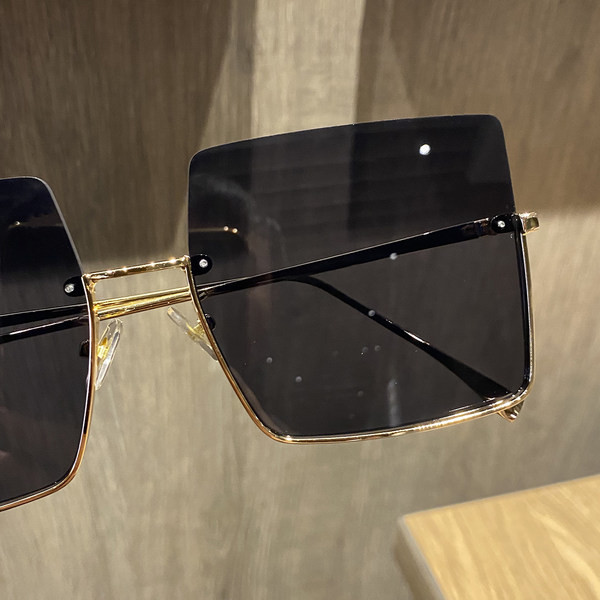 Ochelari pătrați eleganti de damă, cu ramă subțire