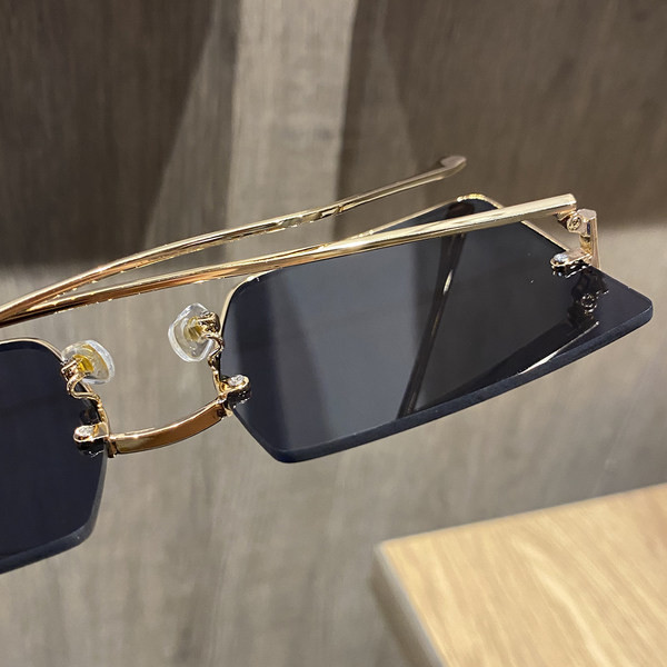 Ochelari pătrați eleganti de damă, cu ramă subțire