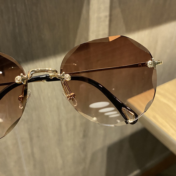 Modernas apaļas brilles bez rāmja