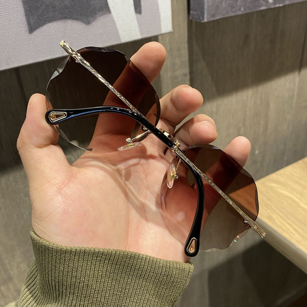 Modernas apaļas brilles bez rāmja