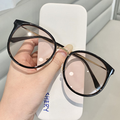 Ochelari de soare moderni cu rame subțiri