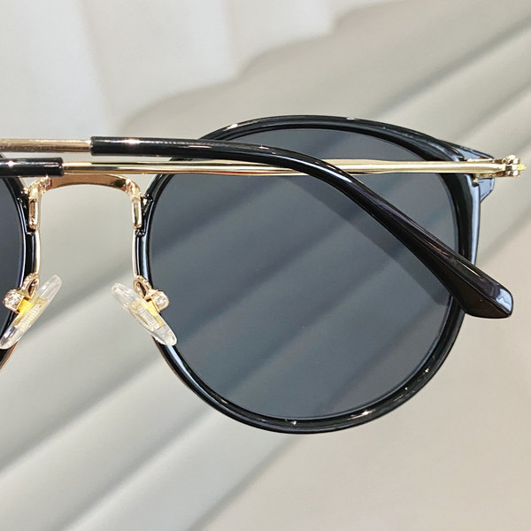 Ochelari de soare moderni cu rame subțiri