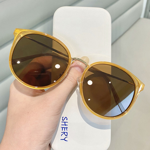 Ochelari de soare moderni cu rame subțiri