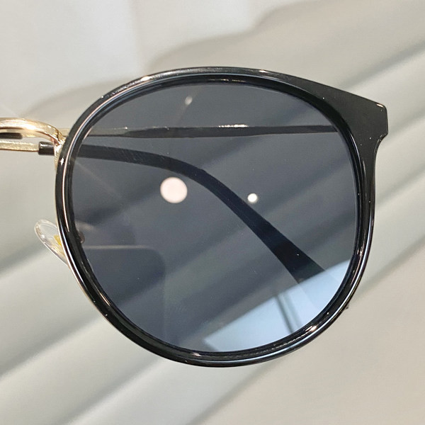 Ochelari de soare moderni cu rame subțiri