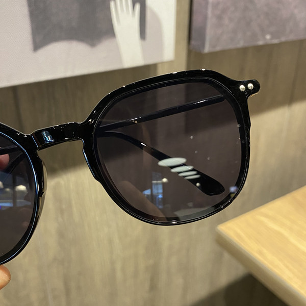 Ochelari de soare pătrați mari pentru femei cu rame din plastic