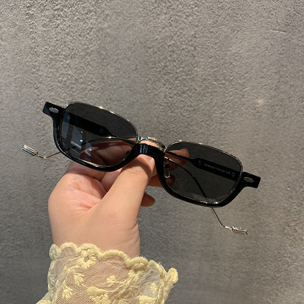 Ochelari de dama in forma dreptunghiulara cu rame subtiri