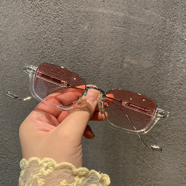 Ochelari de dama in forma dreptunghiulara cu rame subtiri