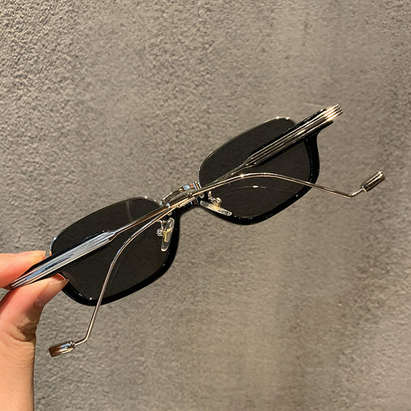 Ochelari de dama in forma dreptunghiulara cu rame subtiri