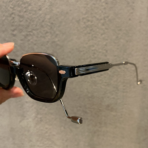 Ochelari de dama in forma dreptunghiulara cu rame subtiri