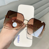 Ochelari de damă într-o formă nestandard și cu cadru metalic