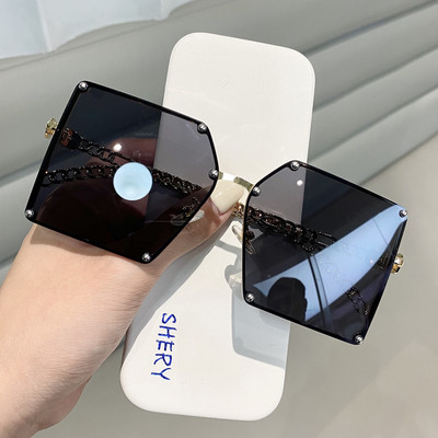 Ochelari de damă într-o formă nestandard și cu cadru metalic