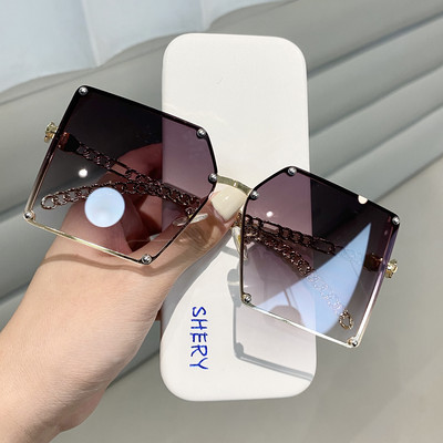 Ochelari de damă într-o formă nestandard și cu cadru metalic