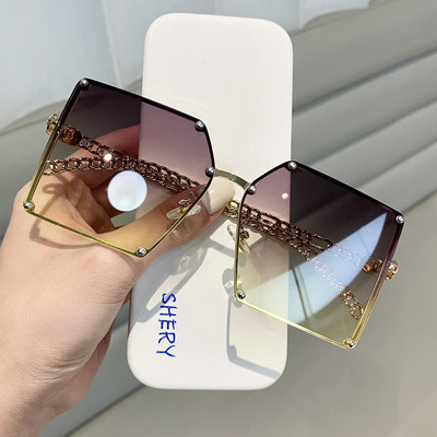 Ochelari de damă într-o formă nestandard și cu cadru metalic