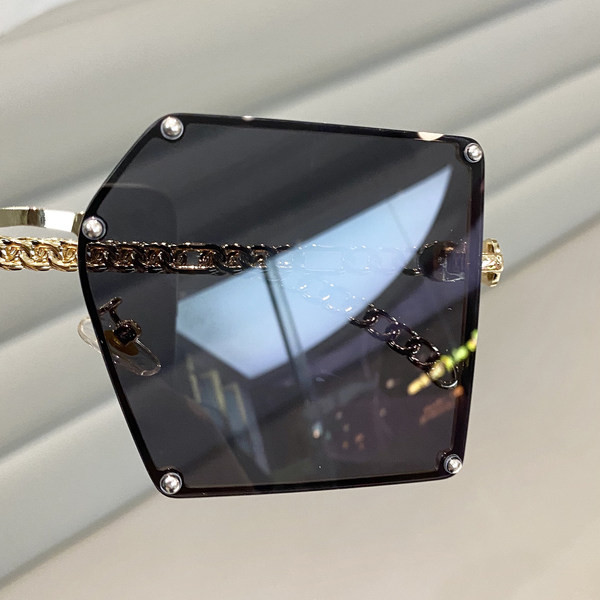 Ochelari de damă într-o formă nestandard și cu cadru metalic