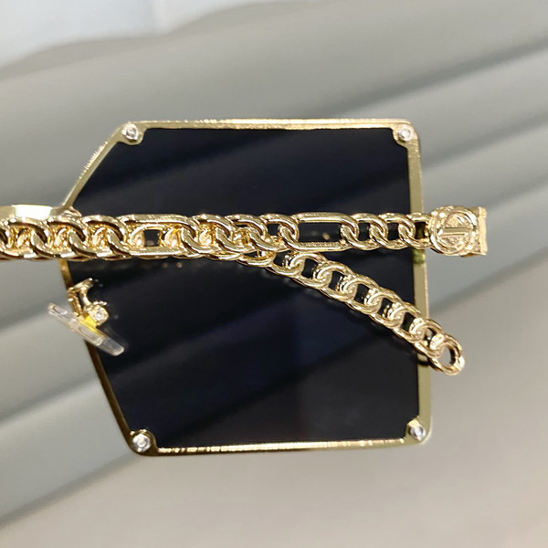 Ochelari de damă într-o formă nestandard și cu cadru metalic