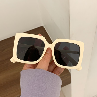 Ochelari de soare moderni de dama cu forma patrata - stil retro