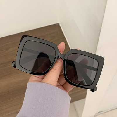 Ochelari de soare moderni de dama cu forma patrata - stil retro