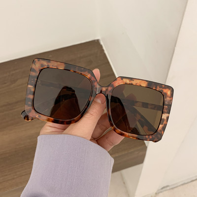 Ochelari de soare moderni de dama cu forma patrata - stil retro