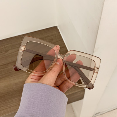 Ochelari de soare moderni de dama cu forma patrata - stil retro