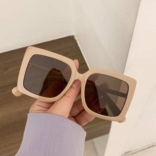 Ochelari de soare moderni de dama cu forma patrata - stil retro