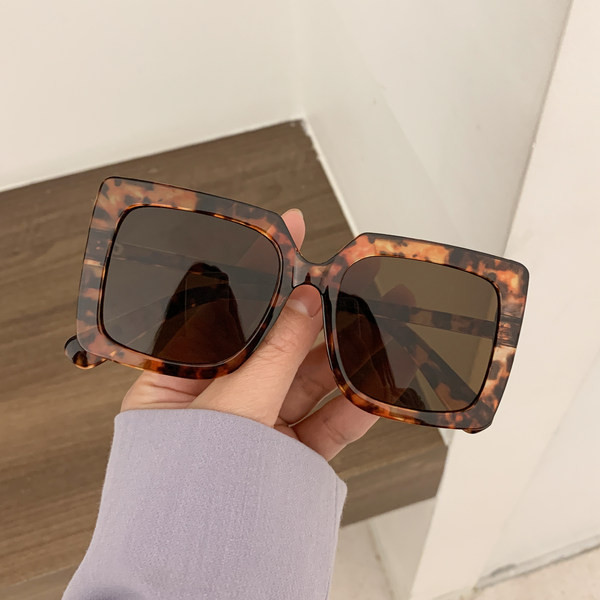 Ochelari de soare moderni de dama cu forma patrata - stil retro