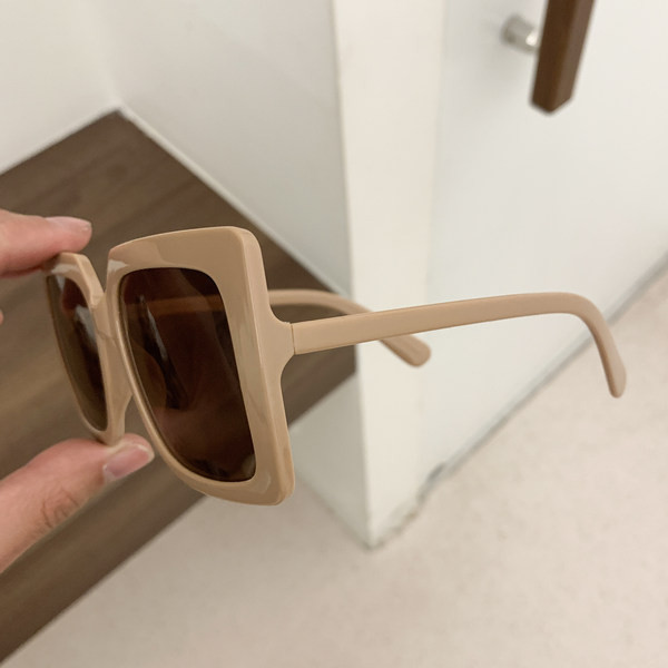 Ochelari de soare moderni de dama cu forma patrata - stil retro