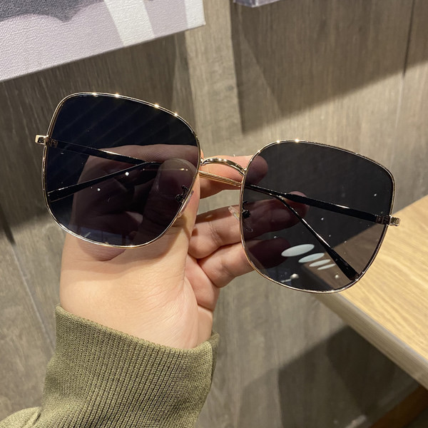 Unisex modeļa saulesbrilles ar kvadrātveida lēcām