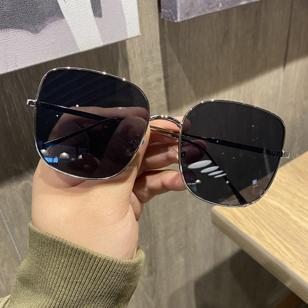 Unisex modeļa saulesbrilles ar kvadrātveida lēcām