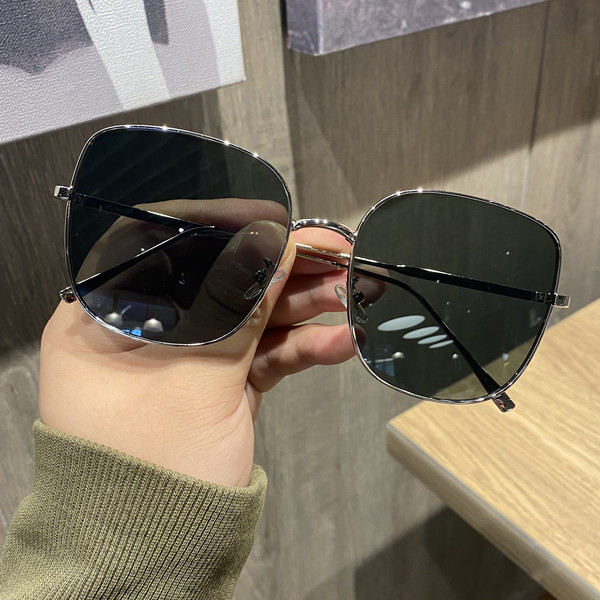 Unisex modeļa saulesbrilles ar kvadrātveida lēcām