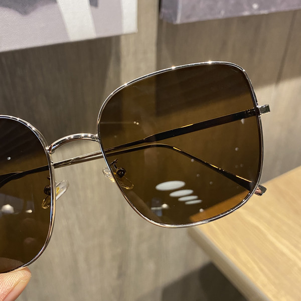 Unisex modeļa saulesbrilles ar kvadrātveida lēcām