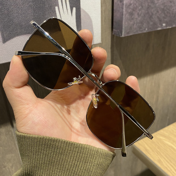 Unisex modeļa saulesbrilles ar kvadrātveida lēcām