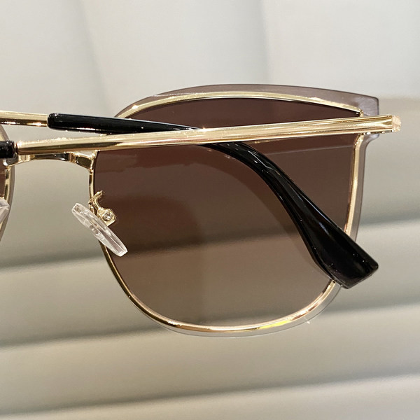 Ochelari de damă cu rame subțiri - formă pătrată